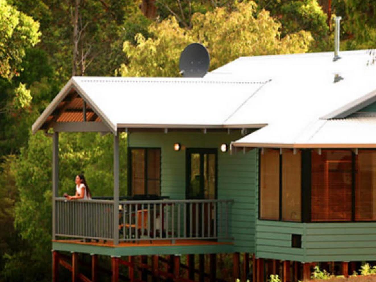 Rainbow Trail Chalets Пембертън Екстериор снимка